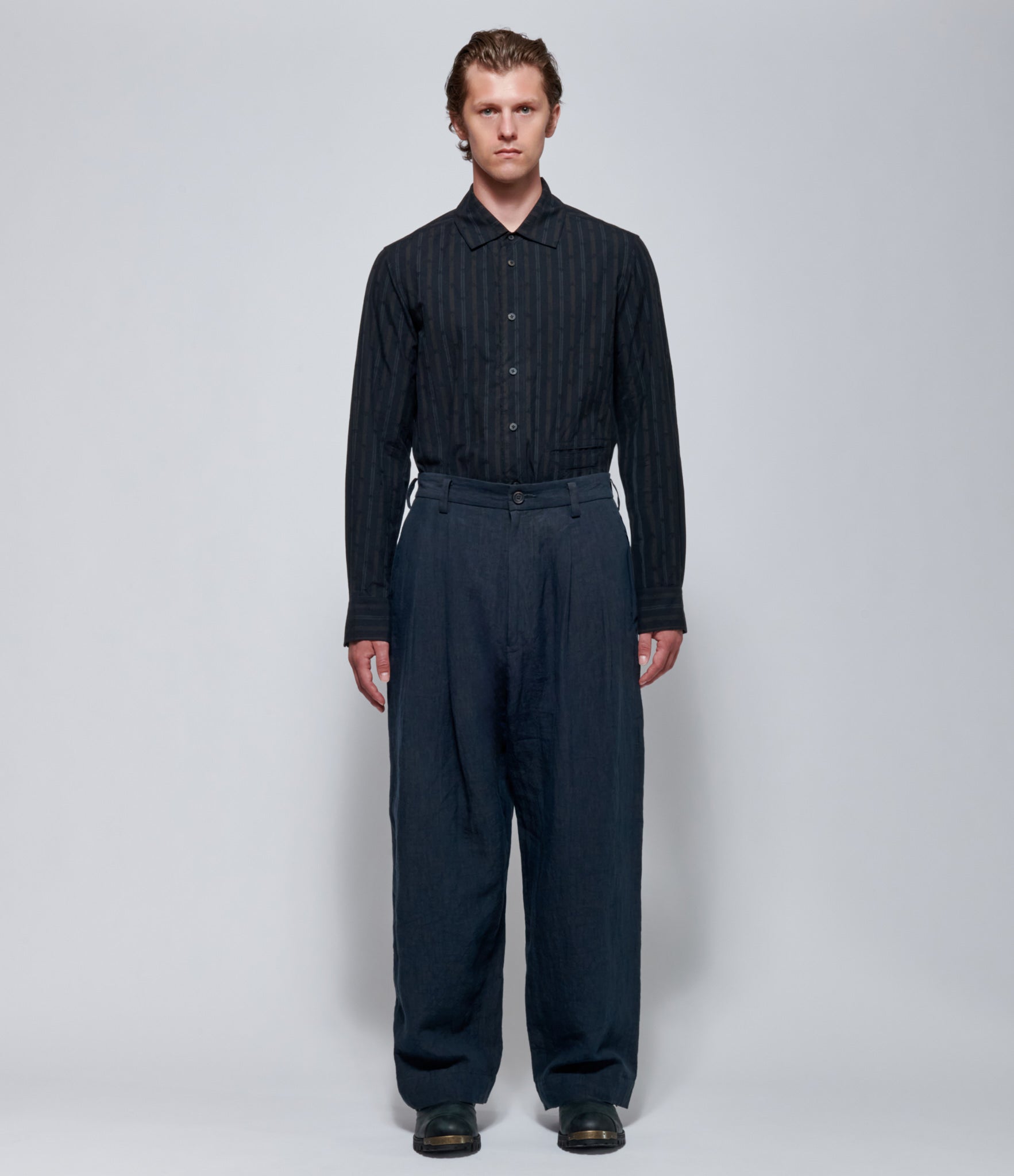 Ziggy Chen Mens Pleated Tapered Linen Trousers in Navy