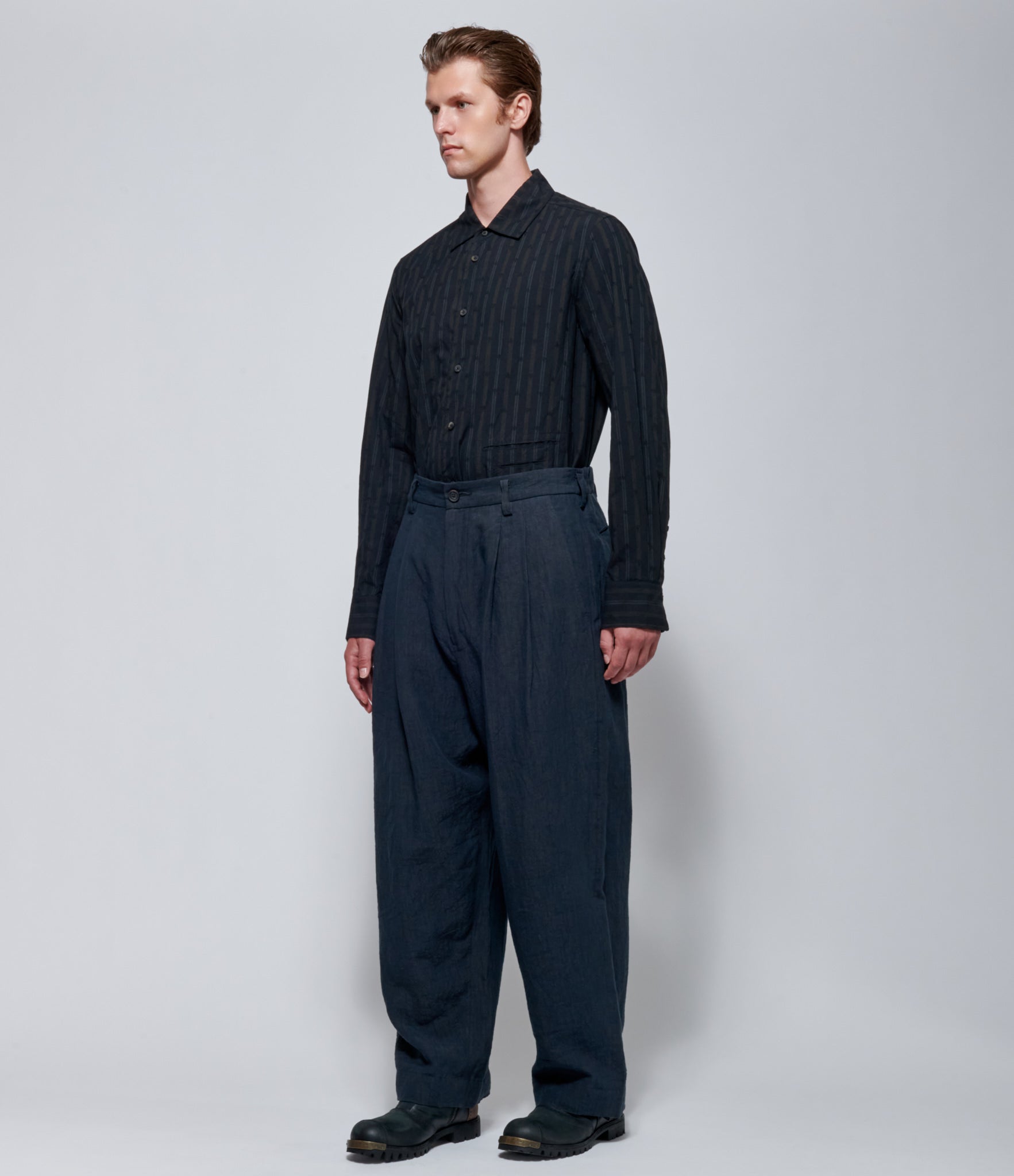 Ziggy Chen Mens Pleated Tapered Linen Trousers in Navy