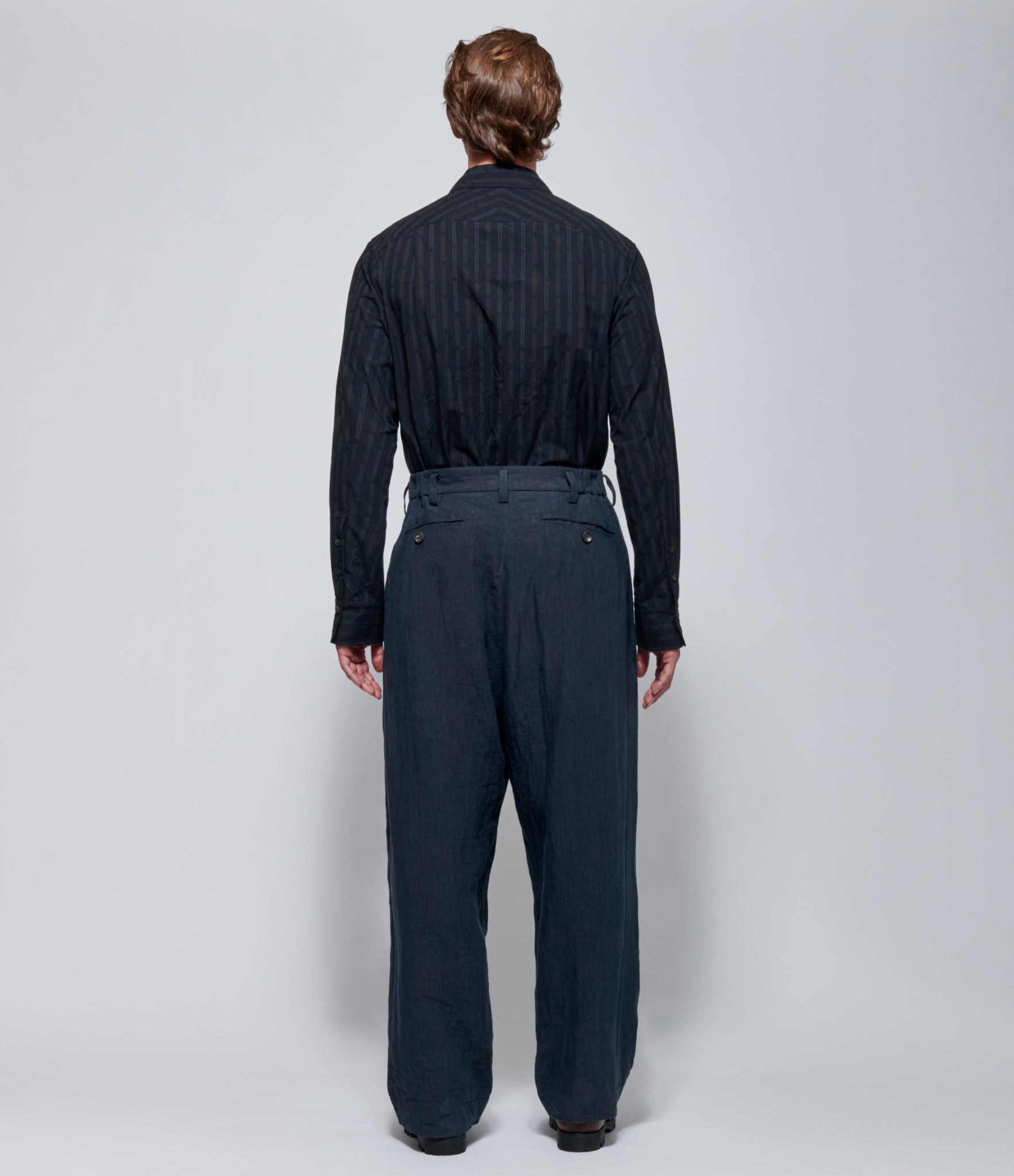 Ziggy Chen Mens Pleated Tapered Linen Trousers in Navy